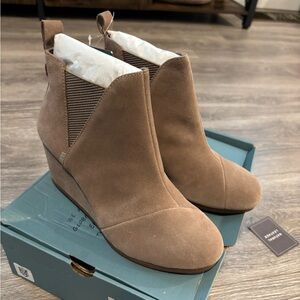 TOMS Kelsey Taupe Gray Suede Wedge Booties
Women’s 6.5 – New in Box